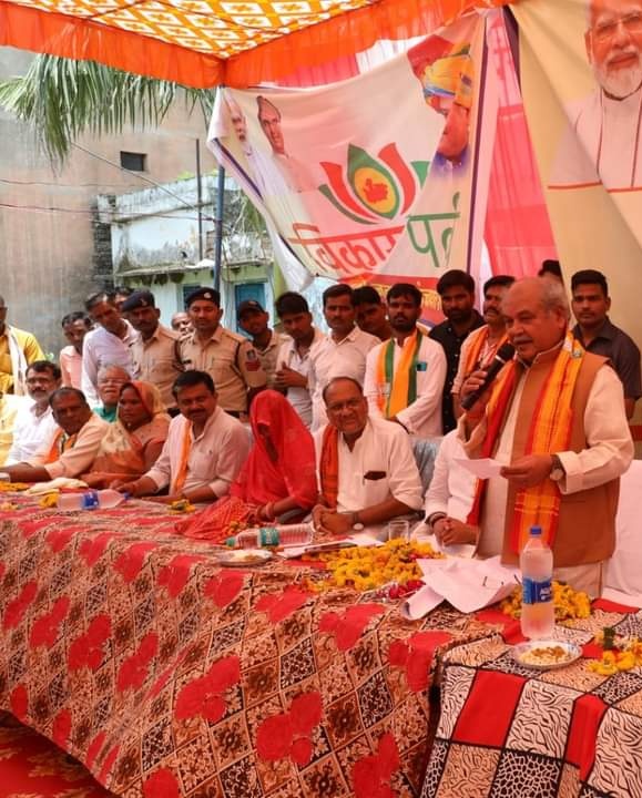 Kailash4BJP's tweet photo. दो दिवसीय #श्योपुर प्रवास के दौरान विगत दिवस 24 जुलाई को लोकप्रिय सांसद, केन्द्रीय @AgriGoI मंत्री मा. @nstomar जी ने ग्राम प्रेमसर पंचायत कार्यालय प्रांगण में #विकास_पर्व में सह��ागिता कर 6.31 करोड़ के विकास व निर्माण कार्यों का लोकार्पण व भूमिपूजन किया।
#VikasParv #Sheopur https://t.co/2icrtig78k
