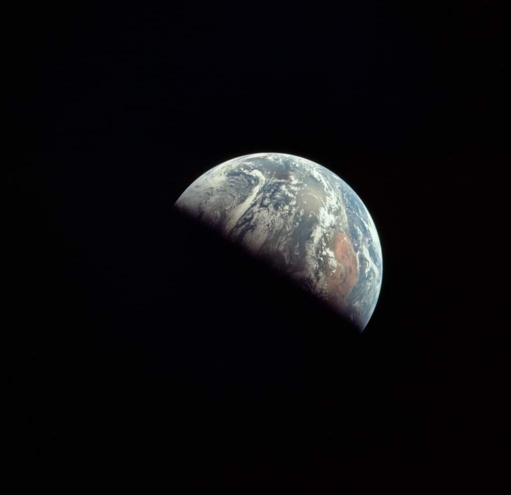 Santiago Abascal ¿ves? Es redonda, como un bolíndre. Foto de la NASA hecha por los astronautas del #ApolloXI
