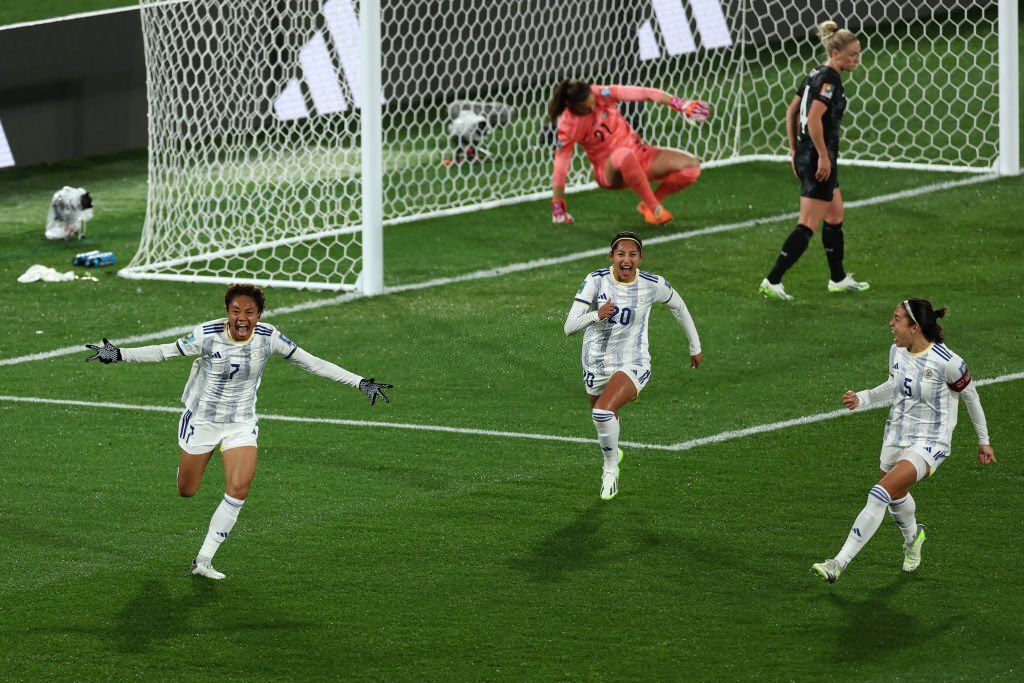 Futfemdata's tweet photo. 👏🏼BATACAZO MUNDIALISTA👏🏼 

🗓️25/07/2023: Filipinas gana su primer partido en la historia de los Mundiales con gol de Sarina Bolden. 

🇵🇭 HISTORICO 🇵🇭 https://t.co/qUrEY58Bbk