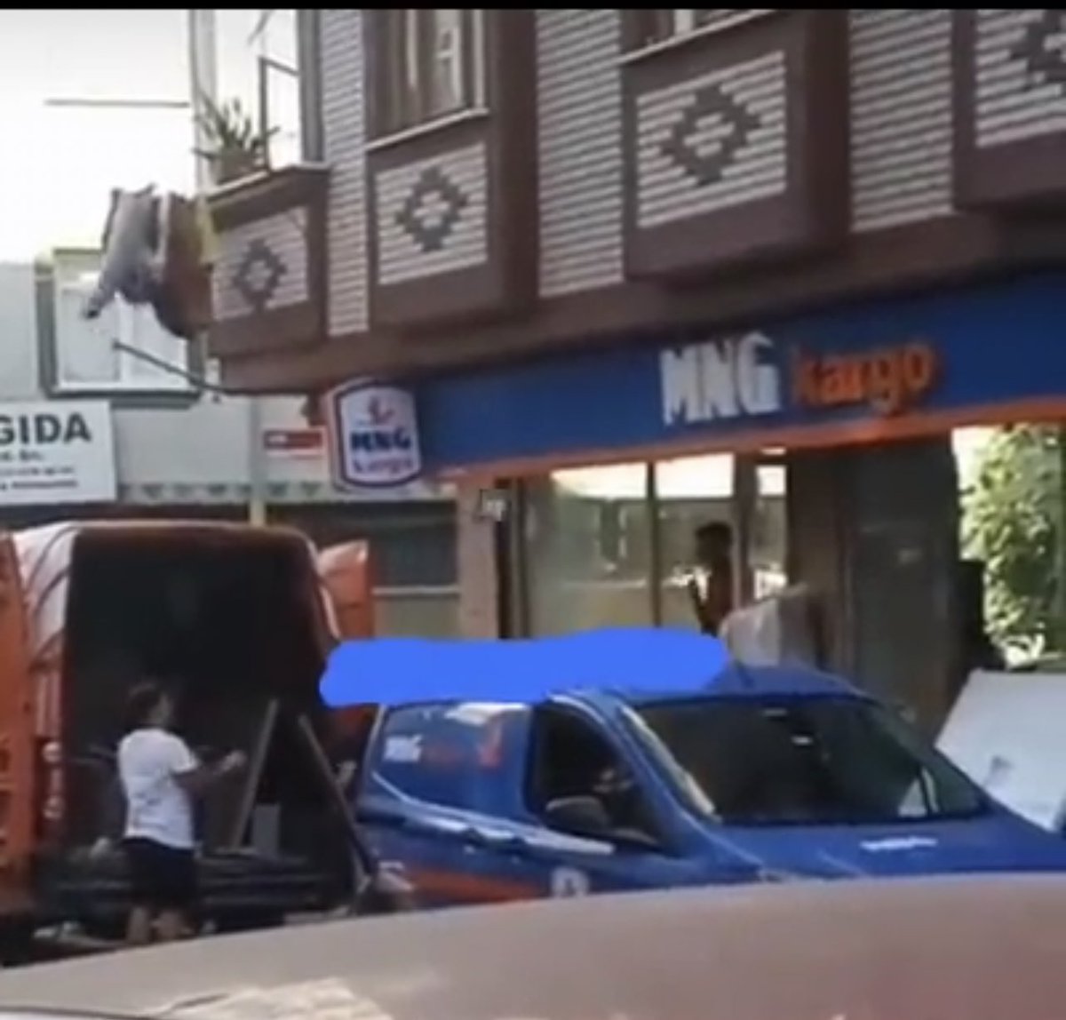 Alman lojistik şirketi DHL Group, MNG Kargo'nun hisselerinin tamamını satın aldıktan sonra #mngkargo fırlat gelsin taktiği ile çalışmaya başlamış .