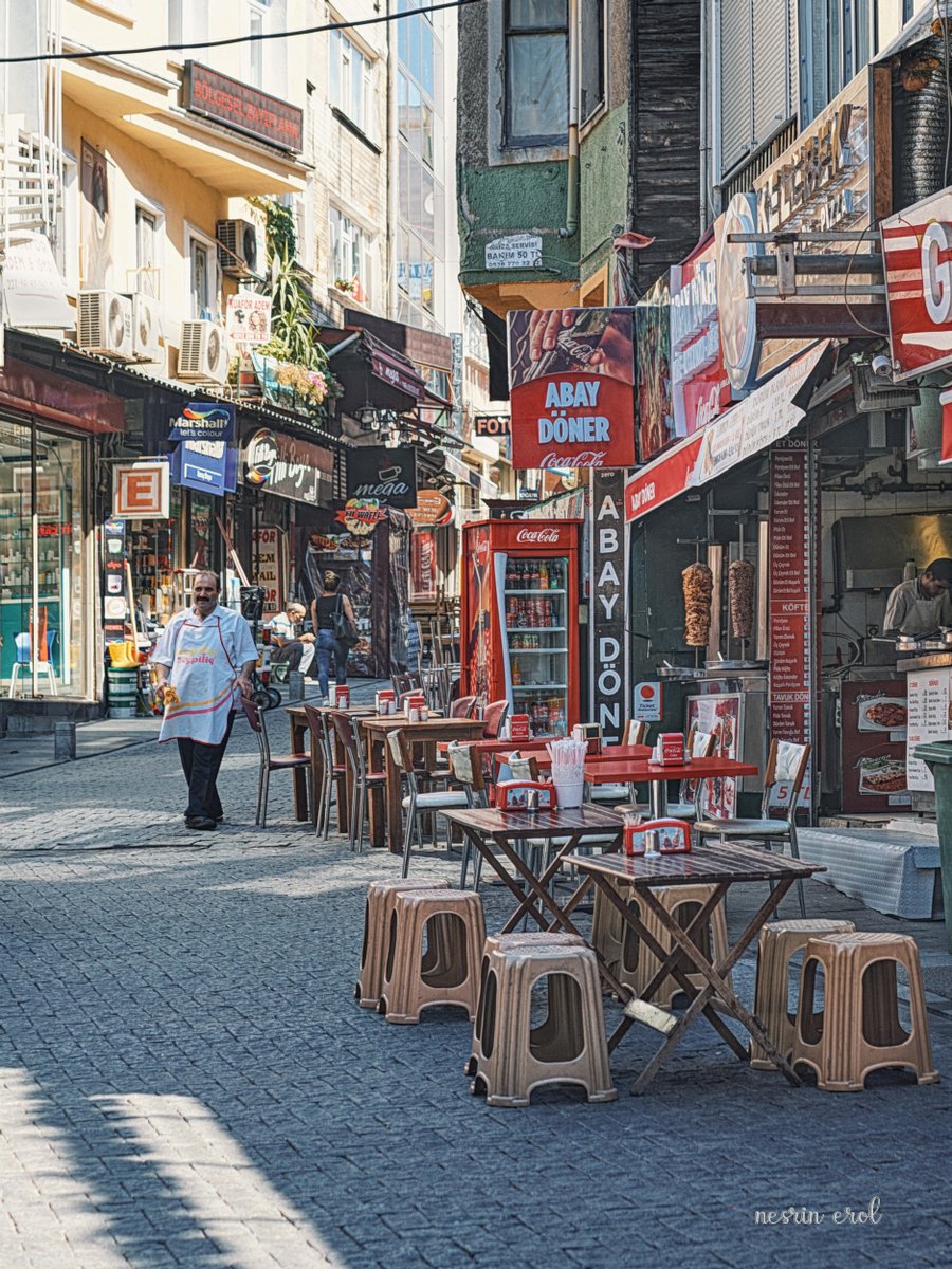 #İstanbul #istanbullife #ThePhotoHour #fromstreetswithlove #Döner #capturestreets #Cafe #timeless_streets #streetphotographyworldwide  #obscureshots #streetphotography #streetphotographers