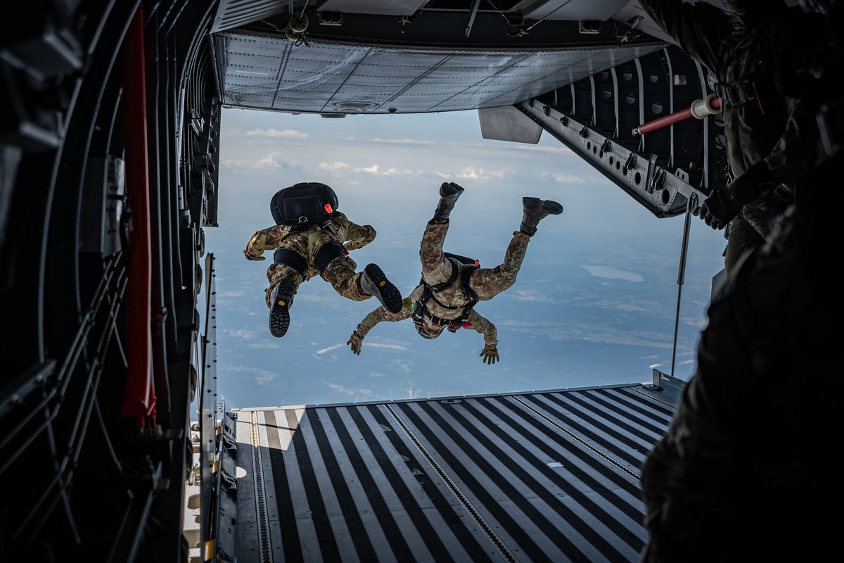 _6BPD_'s tweet image. Podczas "Jump Week 23" Spadochroniarze #6BPD wraz z sojusznikami przećwiczyli  desantowanie z C-295M na Pustynię Błędowską z wysokości 400 i 4000 m. Dodatkowo wspólnie  wzięli  udział w treningu w tunelu aerodynamicznym w #OSAS. Żołnierze odwiedzili Muzeum Lotnictwa w Krakowie.