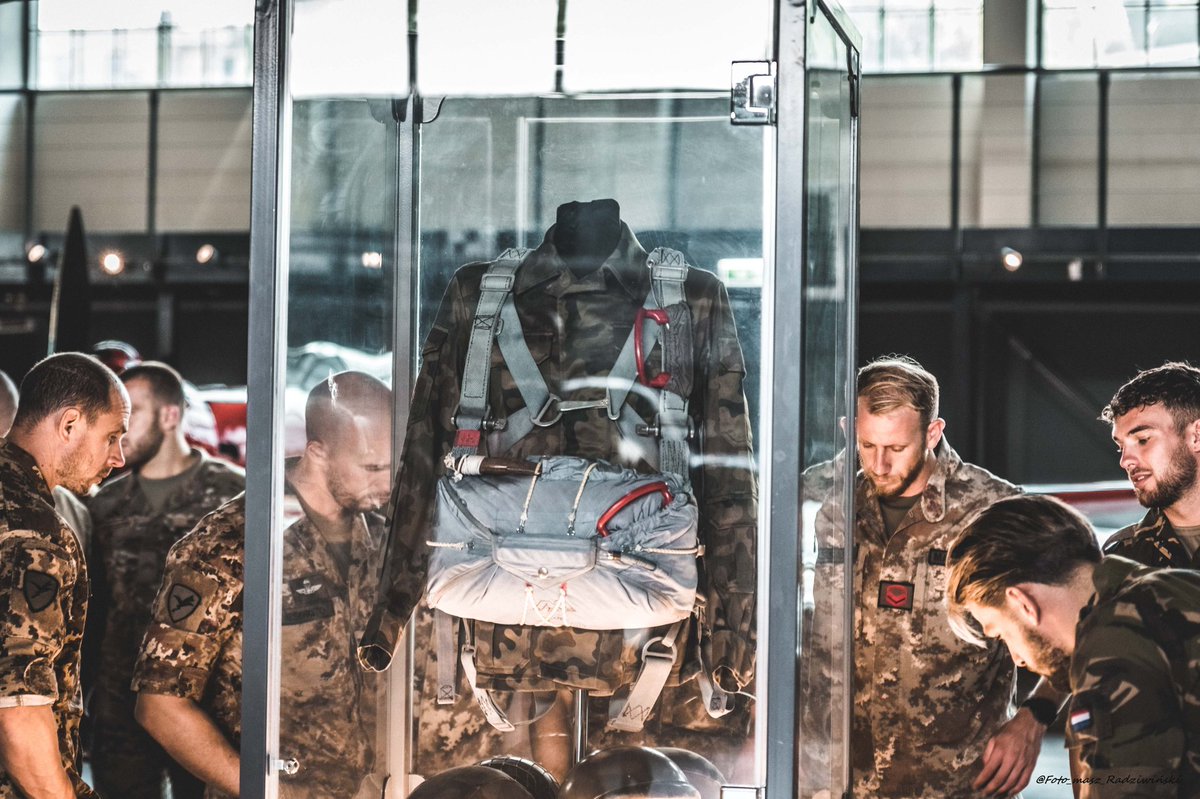 _6BPD_'s tweet image. Podczas "Jump Week 23" Spadochroniarze #6BPD wraz z sojusznikami przećwiczyli  desantowanie z C-295M na Pustynię Błędowską z wysokości 400 i 4000 m. Dodatkowo wspólnie  wzięli  udział w treningu w tunelu aerodynamicznym w #OSAS. Żołnierze odwiedzili Muzeum Lotnictwa w Krakowie.