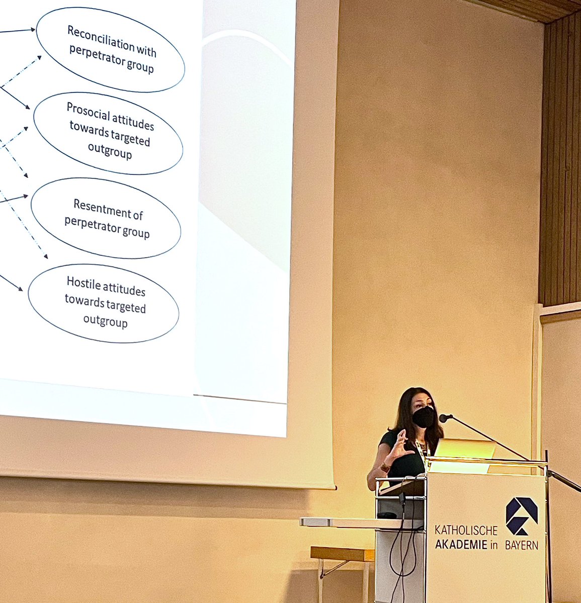 We are starting this day at #ISJR2023 with an insightful keynote by Johanna Ray Vollhardt (<a href="/JoRayVo/">Johanna Ray Vollhardt (jrvollhardt.bsky.social)</a>), giving an overview of her fascinating work on collective victimization.