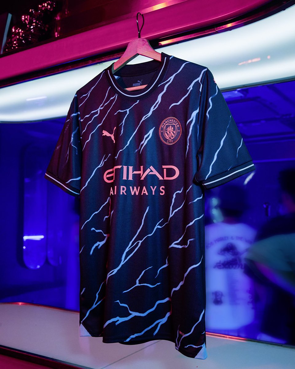 ActuFoot_'s tweet photo. 🚨 OFFICIEL ! Puma dévoile le nouveau maillot Third de Manchester City ! 💙

Vous lui mettez quelle note sur 10 ? https://t.co/Yx4Cxw4QNI