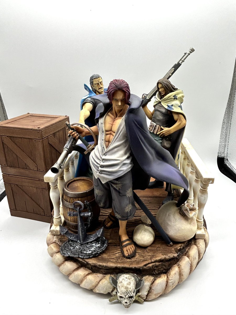 ジオラマ付きシャンクス海賊団出来ましたー！
墨入れウェザリングドライブラシとマントはグラデ強調しましたっ！
シャンクスのマントは紫感アップさせてます！
自立させるのにクリアパーツ付けたくなかったのでマントの端を袋に突き刺せるようにして自立可に！
いいねリプいただけると励みになります！