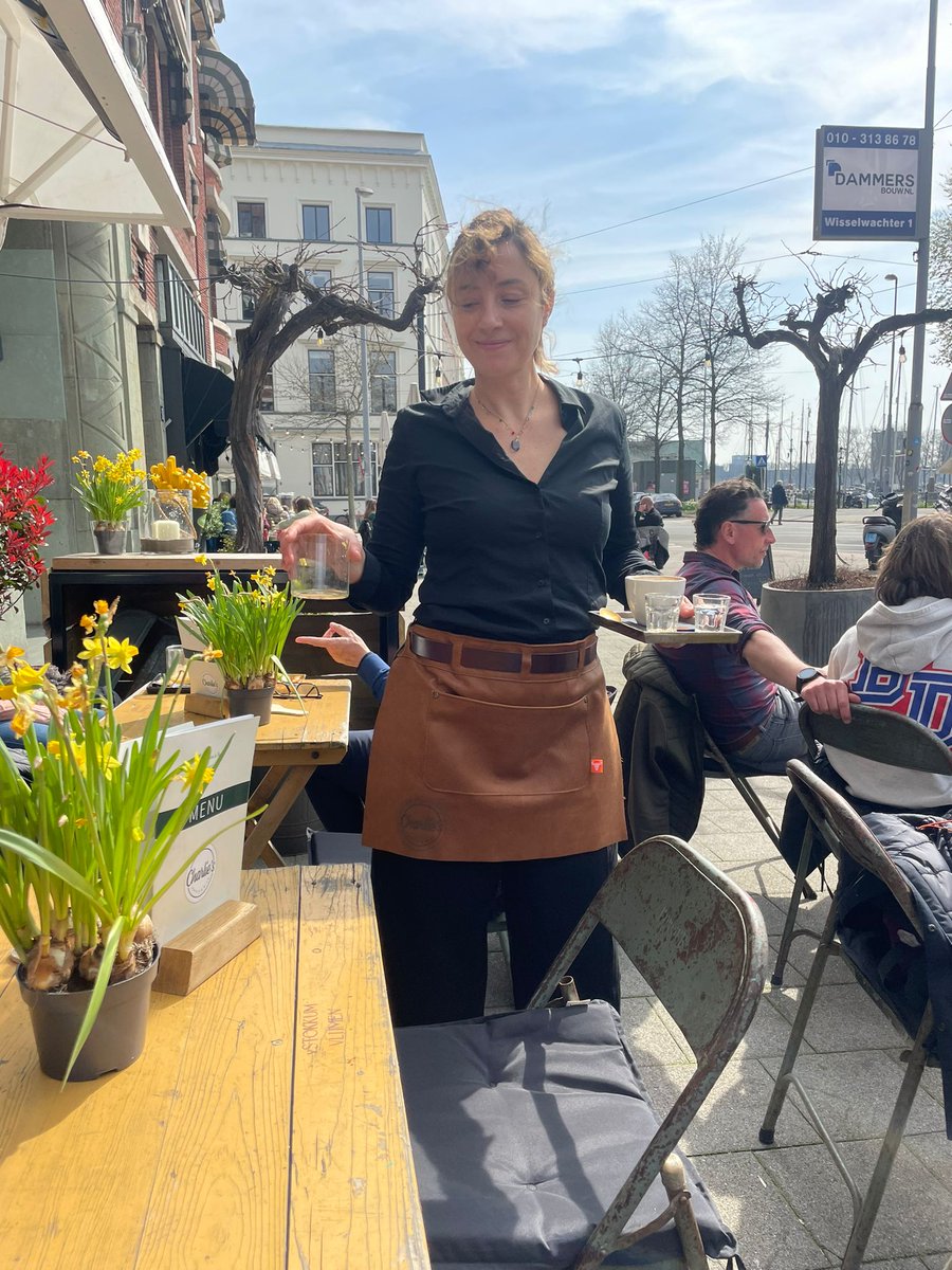 BuffelAtelier's tweet photo. De medewerkers van @Charlieseetcafe #Rotterdam dragen onze sloven met trots.

Onze sloven passen precies in de grote laser, waardoor we de hele sloof kunnen laseren. https://t.co/VUdlitI2bp