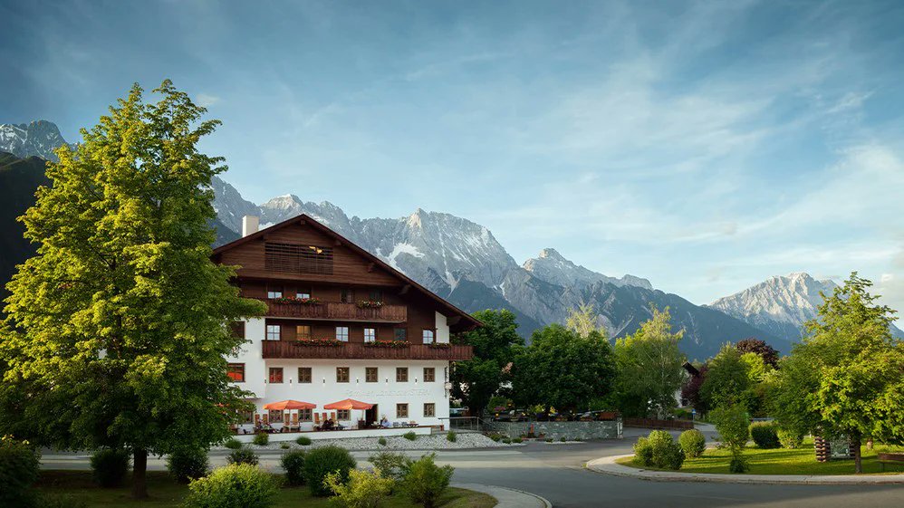 AEcolabel's tweet photo. #Umweltzeichen Hotel #DerStern am Mieminger Plateau in @tirol teilt seine Erfahrungen mit der Branche und zeigt, dass sich Investitionen in Nachhaltigkeit langfristig rechnen.
von #Klimaschutz über #SDGs bis zum Öko-Hallenbad
https://t.co/y5nOd3hG5k https://t.co/0Z4q8i12Kb