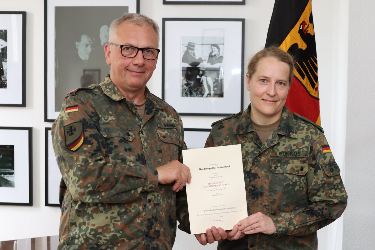 1) Siegerin nicht nur auf dem Eis ⛸️.
Katrin Bunkus, Olympiasiegerin 🥇 im Eisschnelllauf von 2010, wurde heute durch den Stellvertreter des Befehlshabers des #TFK der #Bundeswehr, Generalmajor Andreas Henne, zum Major der #Reserve ernannt.