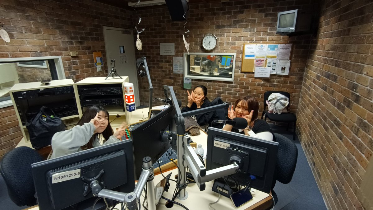 Fumitaka_Endo's tweet photo. #ラジオ『#4EB #Japanwave 98.1 FM』
このあと18時(日本時間17時)から!!
FM生放送 https://t.co/3KVTbgM6nh
ライブストリーミング https://t.co/EFb8XIKMTn
今夜はYuriaとRihoとわたくし、ミキサーはSakiでお届けします。
スキマ時間のお供にぜひ!!
#遠藤史崇 #visitqueensland #ブリスベン https://t.co/hFBSgeEWgK
