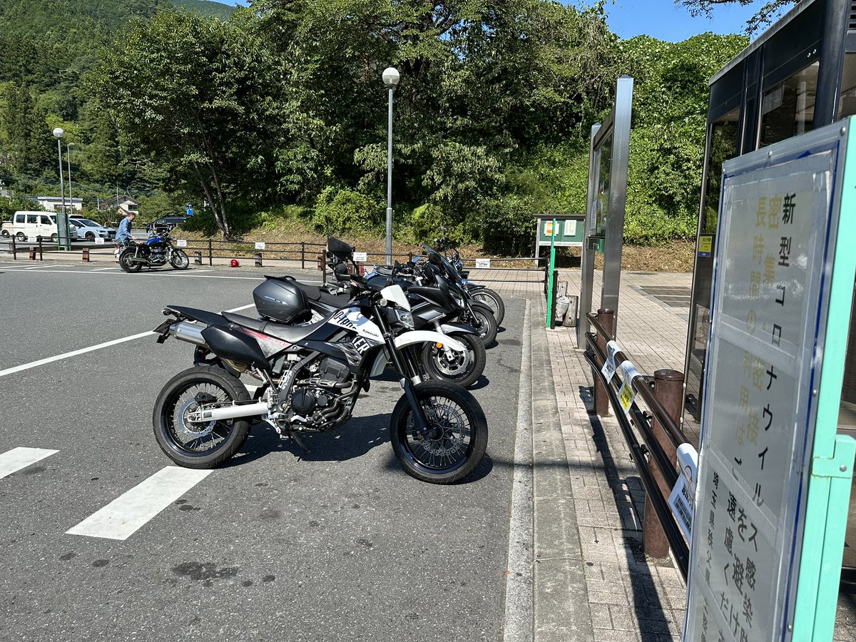 r009zpg's tweet photo. 丸山林道が通行できるようになったので定峰から芦ヶ久保に行きやすくなった。

このソフトは美味しいが旗の方にピントが（笑）。

あ、リアフェンダーをキャブトラの物に変えました。カッコいいですか？。 https://t.co/btv2hn5rcs