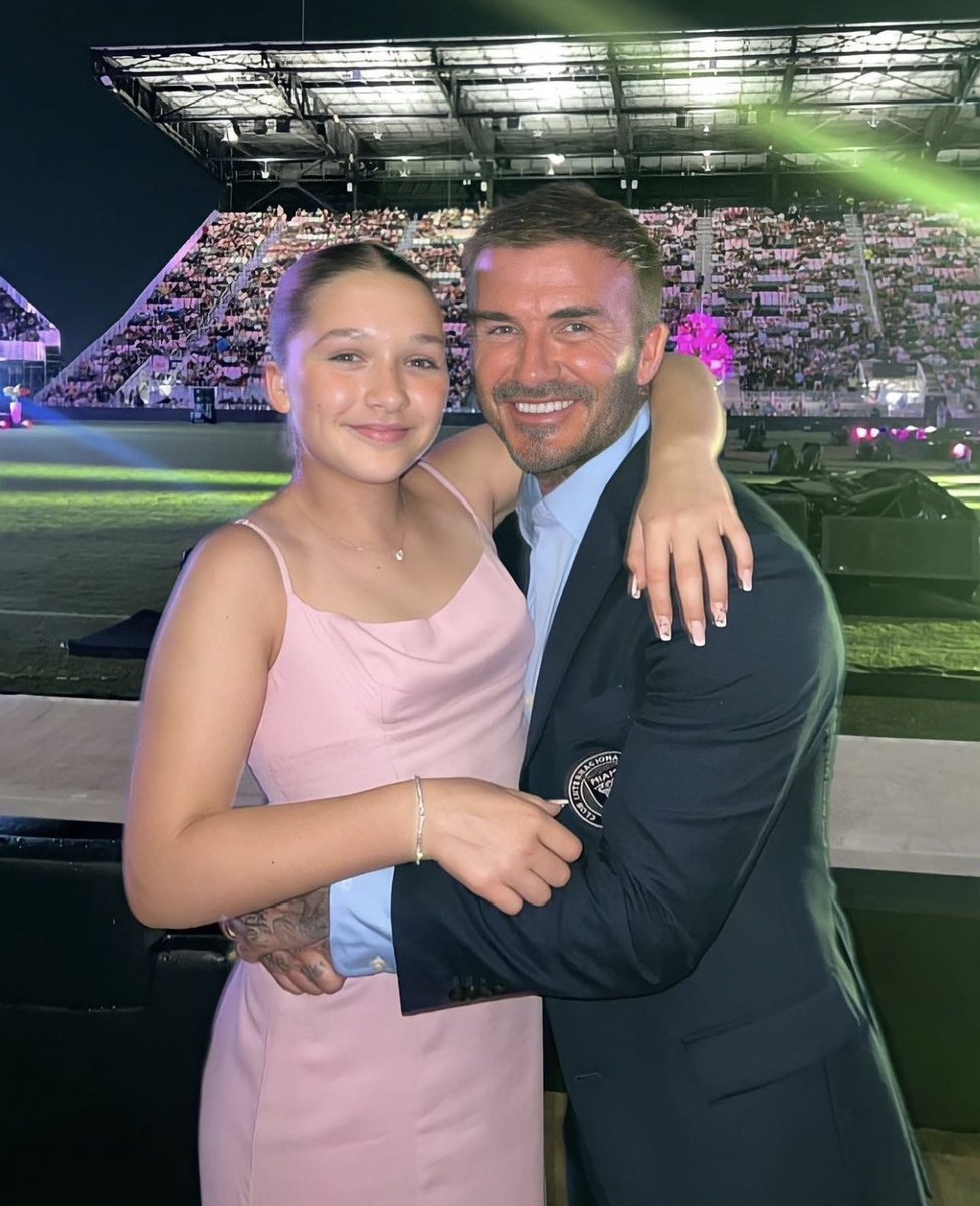 GossipRoomOff's tweet photo. David Beckham et sa fille Harper Beckham qui vient de fêter ses 12 ans ! 🖤 https://t.co/jaMsIb5F7y