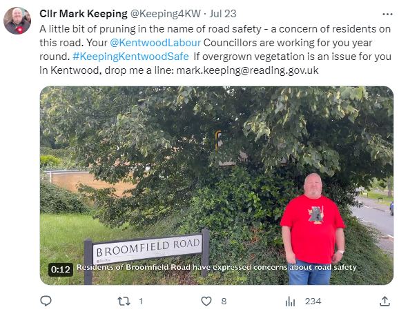 If you look closely there's a road safety sign behind the foliage. I was told by Tony Page we have a proactive highways team. But here's Labour's Mark Keeping boasting about clearing the foliage after months, if not years of it being obscured. #rdguk 🥀