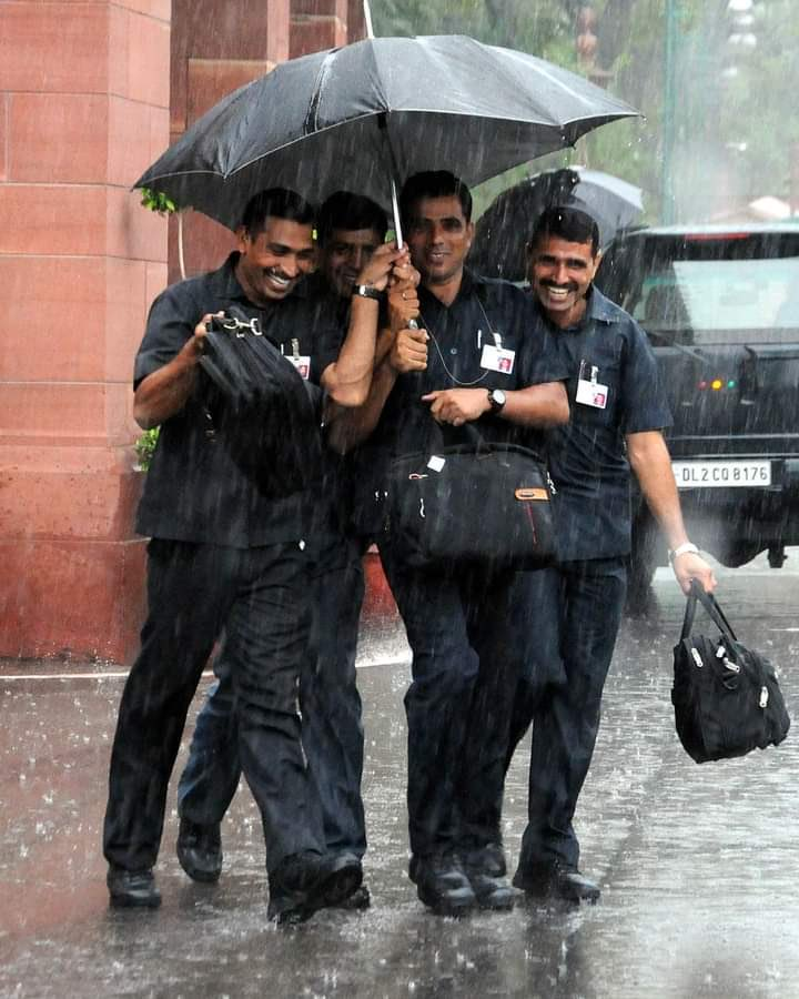 NileshBihari1's tweet image. ये सभी SPG के जवान हैं, हमेशा प्रधानमंत्री जी के साथ गंभीर मुद्रा में दिखाई देते हैं। हंसते हुए ये कितने प्‍यारे लग रहे।  
#SPG 
#PMModiSecurity 
@PMOIndia | @narendramodi 
Source: Jaiky Yadav