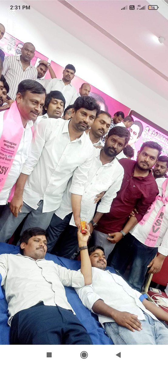 NaveenDayee's tweet photo. బీఆర్ఎస్ పార్టీ వర్కిం��్ ప్రెసిడెంట్ మరియు పురపాలక శాఖ మాత్యులు గౌ!!శ్రీ!!కల్వకుంట్ల తారకరామారావు @KTRBRS గారి జన్మదినం సందర్భంగా BRSV ఆధ్వర్యంలో ఏర్పాటు చేసినటువంటి తలేసిమియా వ్యాధిగ్రస్తుల కోసం రక్తదాన శిబిరంలో పాల్గొని రక్తదానం చేయడం జరిగింది.
#BloodDonation 
#ktrbirthday https://t.co/OJaetTMIgb