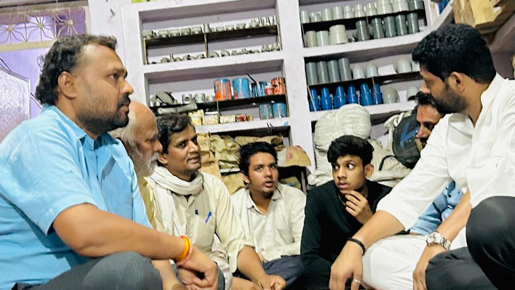 baljeet4bjp's tweet photo. आष्टा क्षेत्र में जावर मण्डल स्थित ग्राम मेहतवाड़ा एवं ग्राम गुराड़िया वर्मा में शोकाकुल परिवारों में जाना हुआ उनके निवास स्थान पहुंचकर अपनी शोक संवेदनाएं व्यक्त की।

ॐ शांति💐

#ashtamp https://t.co/eJetD73f9a