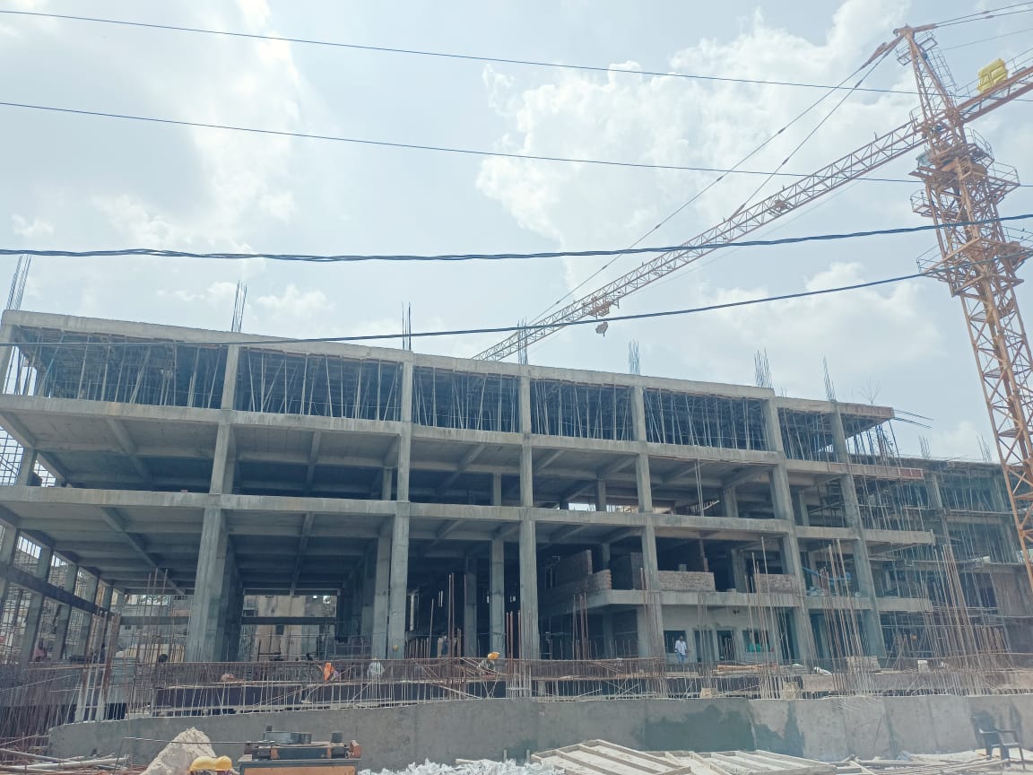 jscljaipur's tweet photo. Ongoing construction work at Pandit Dindayal Upadhyay Hospital, Gangori Bazar Jaipur by JSCL.
  #100ICCC #SmartCitiesMission #AzadikaAmrutmahotsav@mohua.india #MyCityMyPride
 #Akam 
#AmritUtsav 
#SabkaBharatNikhartaBharat
#8years https://t.co/FtzK4OR5tV