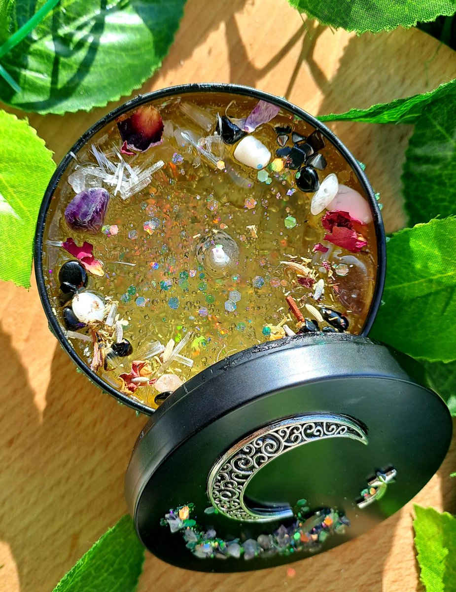 shopinireland's tweet image. ✨🕯️ Ignite your senses with our beautiful 8oz handmade Intension candle! 🌱💎🌸 Crafted with vegan wax, powerful crystals, botanicals, and oils. Elevate your space with intention! 
🛒☘️ shopinireland.ie/store/enchante…

#shopinireland #HandmadeCandle #CrystalHealing #NaturalAromatherapy