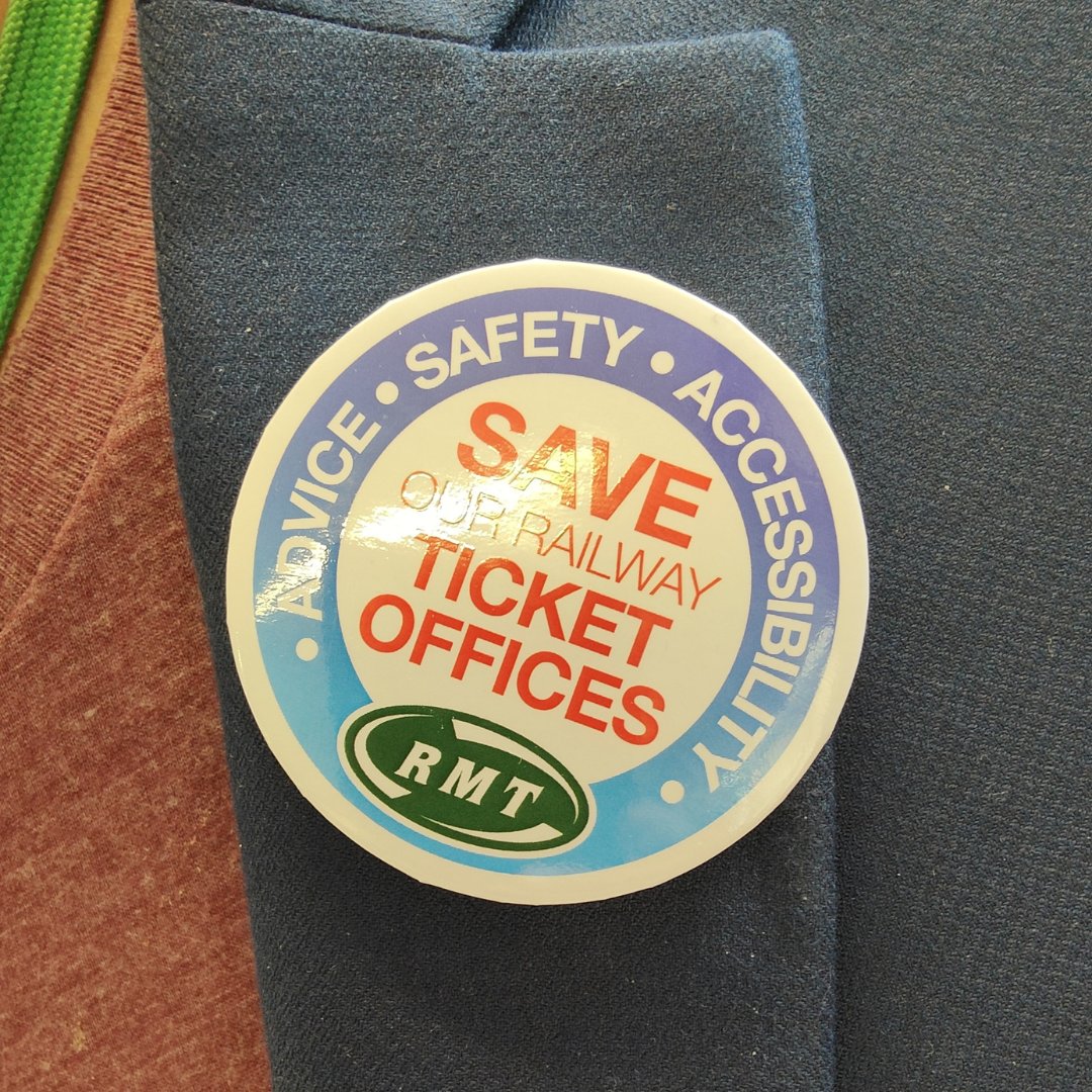 🚨 Station staff threatened with disciplinary action for ticket office campaign. 
Railway staff are being told to stop wearing "save our ticket offices" stickers or face disciplinary action, <a href="/RMTunion/">RMT</a> understands.
#SaveTicketOffices