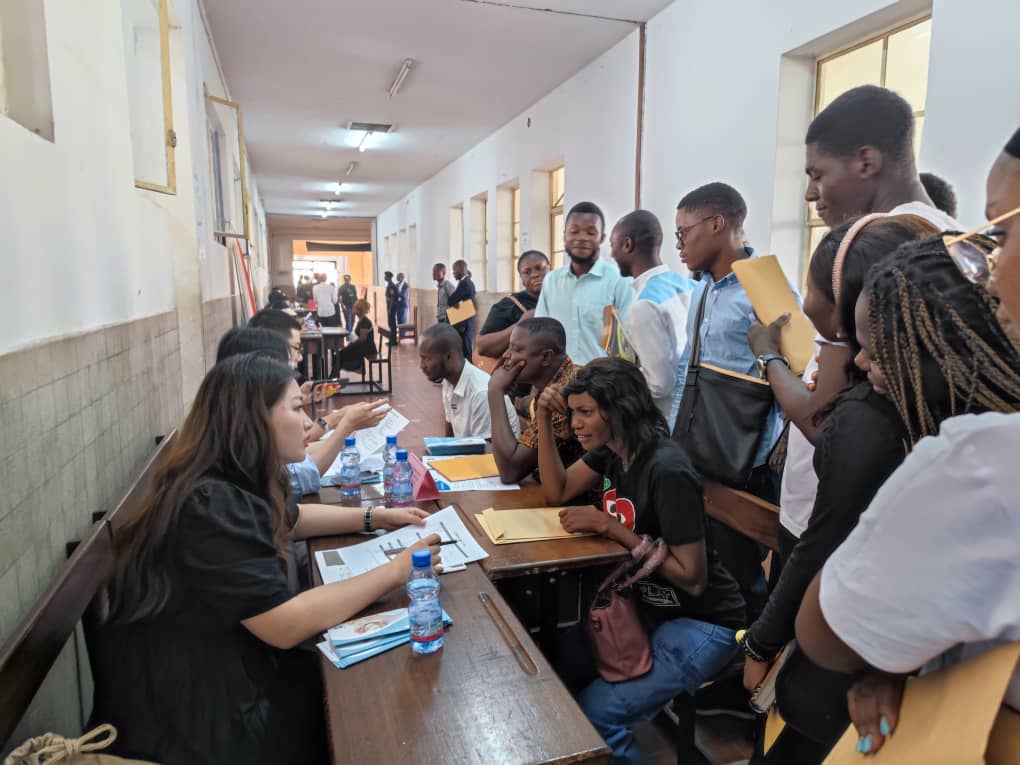 CI_RDC's tweet photo. Kinshasa, le 22/7/2023 : Plus de 700 candidats hommes et femmes ont pris part au Salon de Recrutement organisé par l'Institut Confucius de l'ADC en collaboration avec 13 entreprises chinoises évoluant en RDC. https://t.co/IGmbgEbXfz