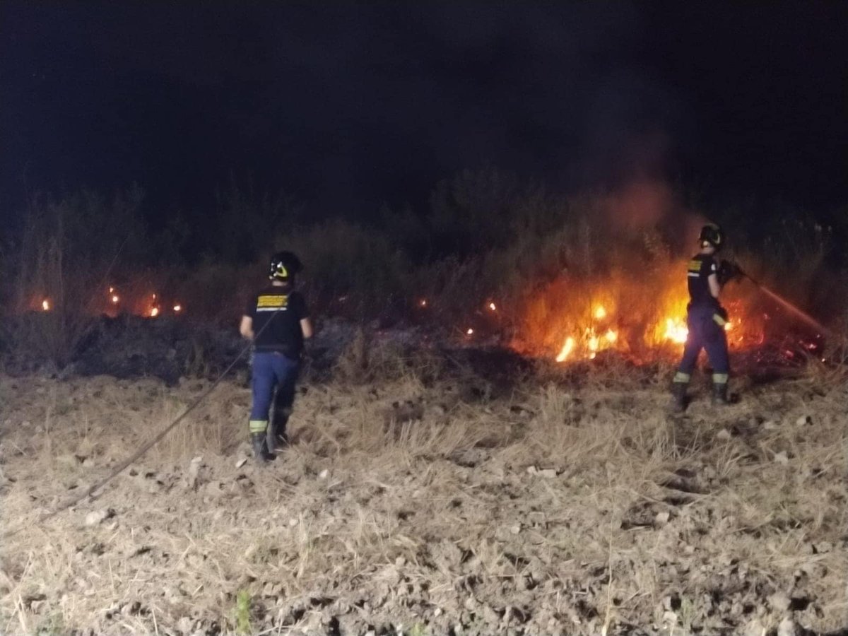Decine di squadre di volontariato della protezione civile siciliana stanno operando nel palermitano, nel messinese, nel catanese, nell’ agrigentino, nell’ennese stanotte a fianco dei vigili del fuoco e della forestale.