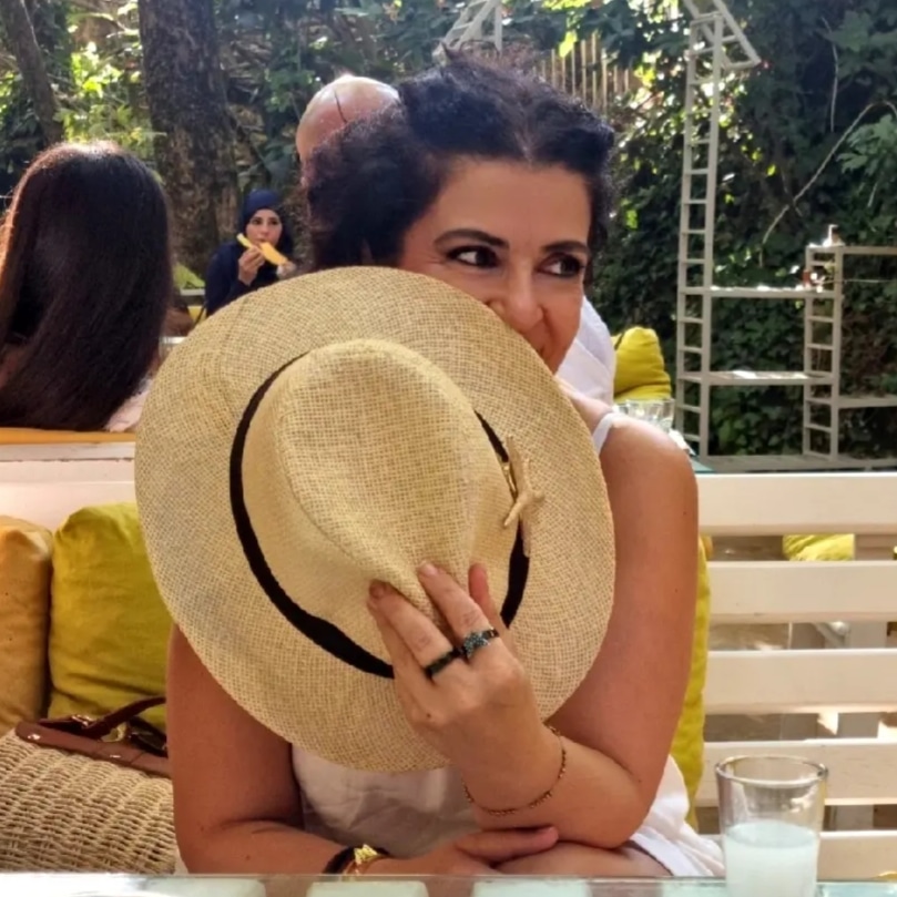 بتنهيدة خجولة مبتسمة شطبت التاريخ
هاتفته مداعبة برسالة: اشتقتُ لكَ يا اغلى غباء
ردّ مباشرة: احبُّكِ يا اجملَ حمقاء ...
اعمق الحوارات في العشق 😅🩷
#ميراي
#همسات_حب