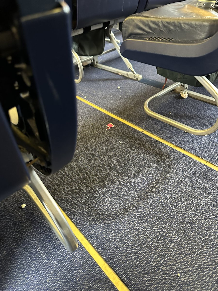e_fabiani's tweet photo. @Ryanair 
Is this acceptable?!? Or has it become the new company’s standard?! https://t.co/gtG6smd25k