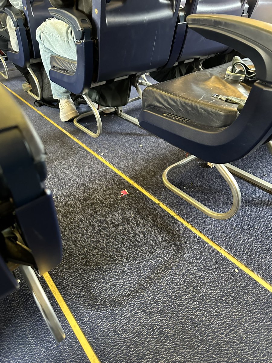 e_fabiani's tweet photo. @Ryanair 
Is this acceptable?!? Or has it become the new company’s standard?! https://t.co/gtG6smd25k