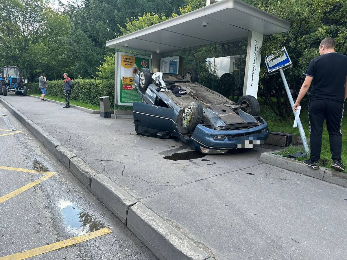 Совсем не элегантный прыжок "Дэу" на автобусную остановку на Чертановской улице. Но виноват водитель другой машины - "Ауди", тоже неэлегантно подрезавший иномарку. А пострадала женщина, ожидавшая автобуса.