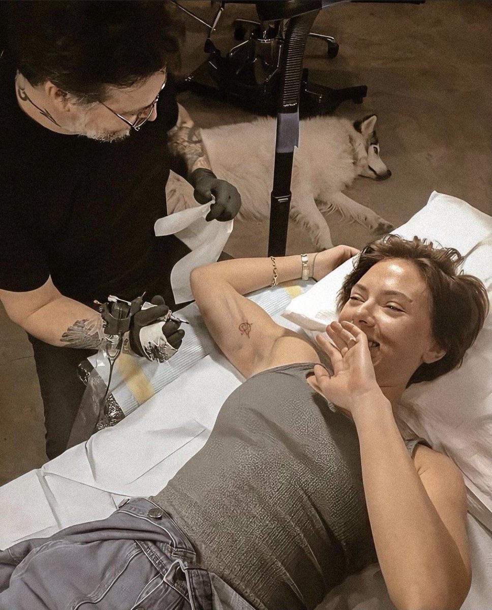 RT @MarvelsContent: scarlett johansson getting her avengers tattoo https://t.co/Xab4Zoe05q
