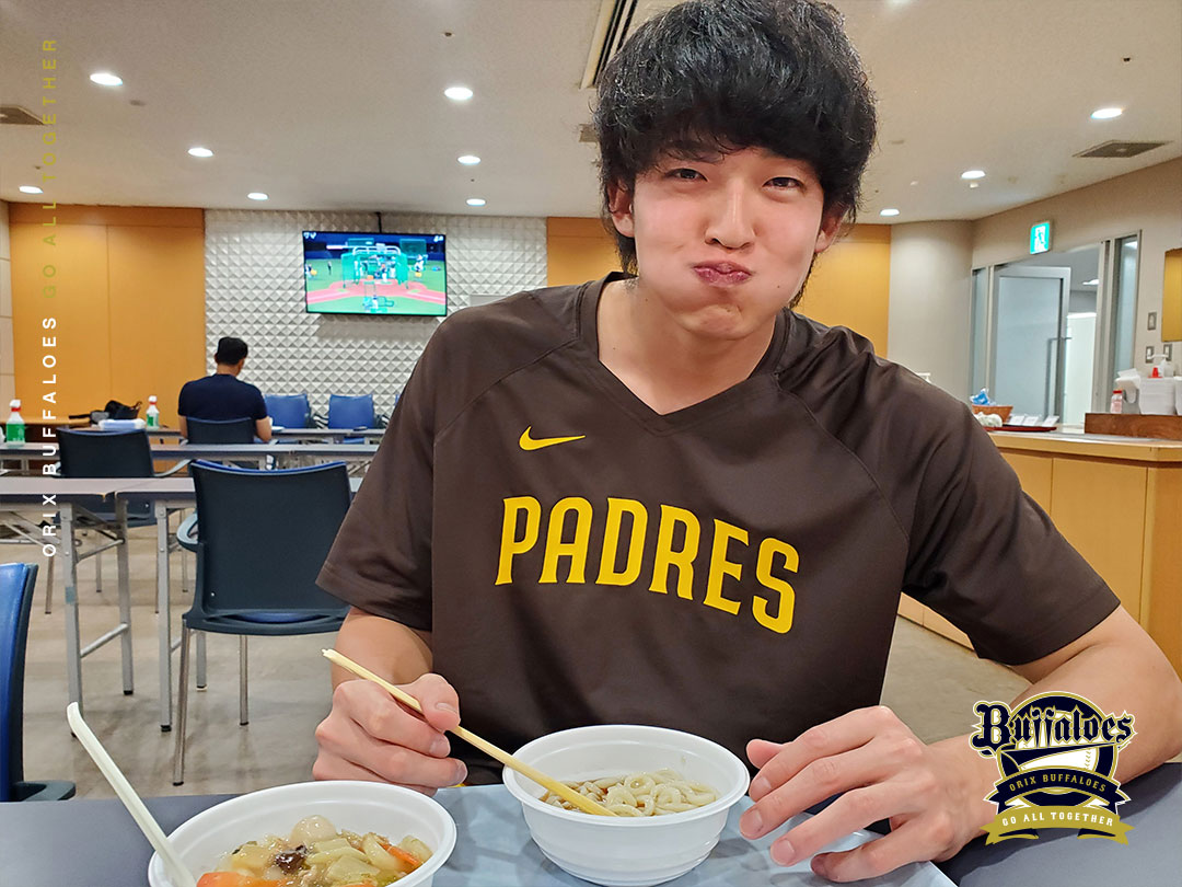 Orix_Buffaloes's tweet photo. 試合前のもぐもぐタイム🍴
今日の颯一郎は、うどんと中華丼のダブル炭水化物です！

#山崎颯一郎
#試合前のエネルギー補給
#もぐもぐタイム
#うどん
#中華丼
#京セラドーム大阪 
#Bs2023 #プロ野球 #NPB #ORIX https://t.co/8DrQ3HCjx7
