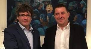 LeaAlMono7's tweet image. Tan difícil son unas elecciones a doble vuelta en la que se presenten los dos partidos más votados en la primera? Manda 🥚🥚que toda España esté sometida al chantaje de Bildu y Puigdemont.