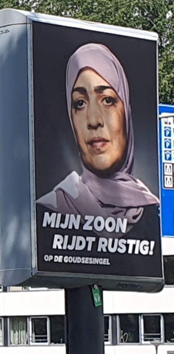 "Mijn zoon rijdt rustig 
op de #Goudsesingel".
Curieuze reeks borden dit,<a href="/College010/">B en W Rotterdam</a>.
Ik zie alleen maar mensen in de lach schieten of gas geven.
Waarom zo'n vage en vrijblijvende actie?
Laat hier snelheid controleren.
Zet flitscamera's neer.
Of versmal deze racebaan.
#Rotterdam