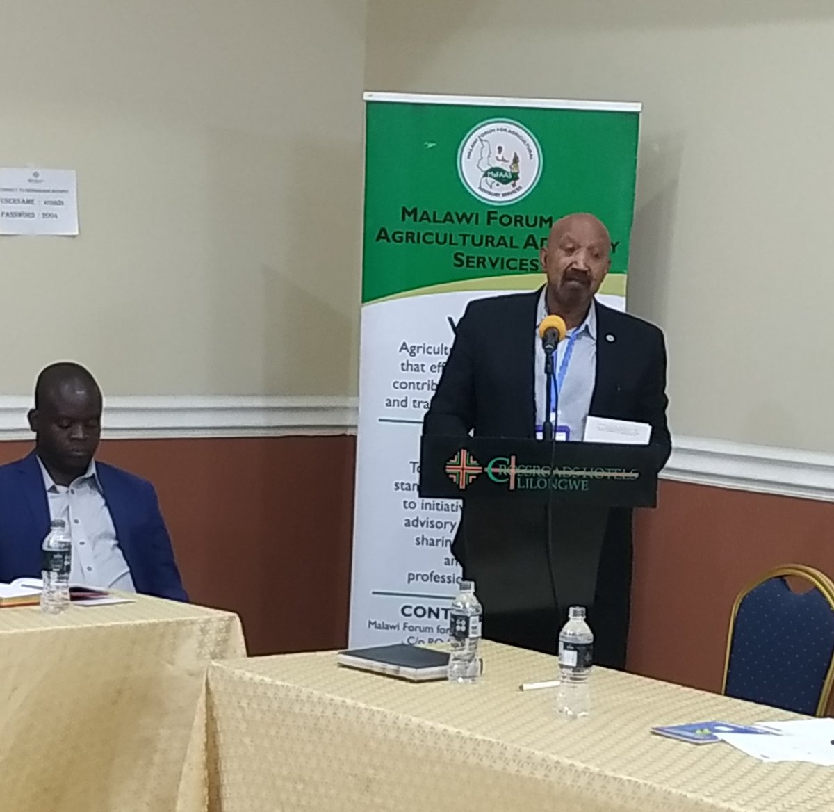 AFAAS Executive Director, Dr Silimu Nahdy delivering a speech at IFAD LMP mission at Crossroads hotel. Outlining issues concerning extension at continental level. Join us live on Mulimi radio bit.ly/3HUWjrS