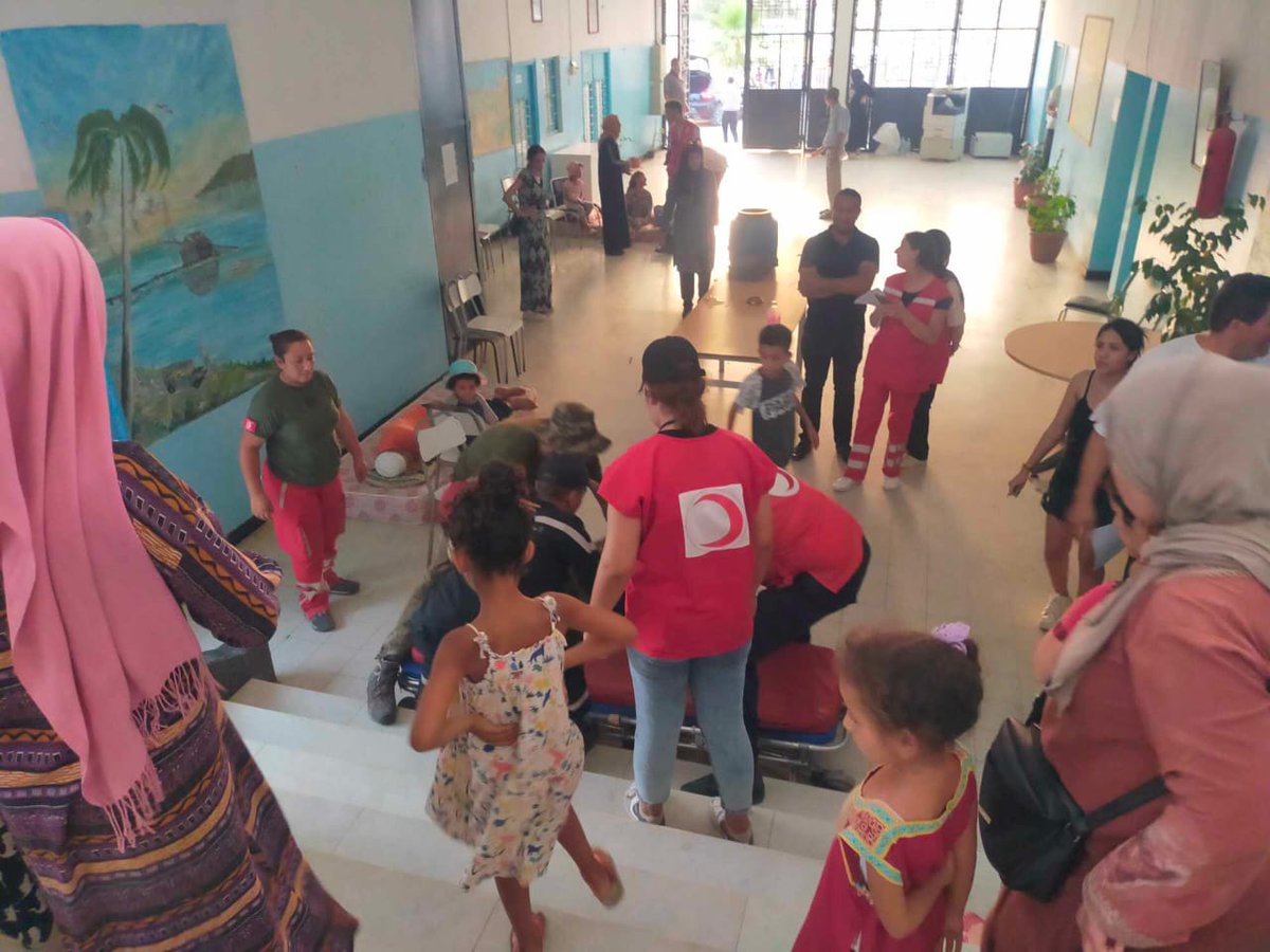 قام الزملاء المتطوعين من الهلال الاحمر التونسي بالعمل مع السلطات المحلية في عدة مناطق لإخماد الحرائق التي نشبت مؤخراً وتقديم المساعدات للناس المتضررين
Tunisian <a href="/CroissantRouge/">Tunisian Red Crescent</a> volunteers supported local authorities in several regions to put out recent fires &amp; assisted affected