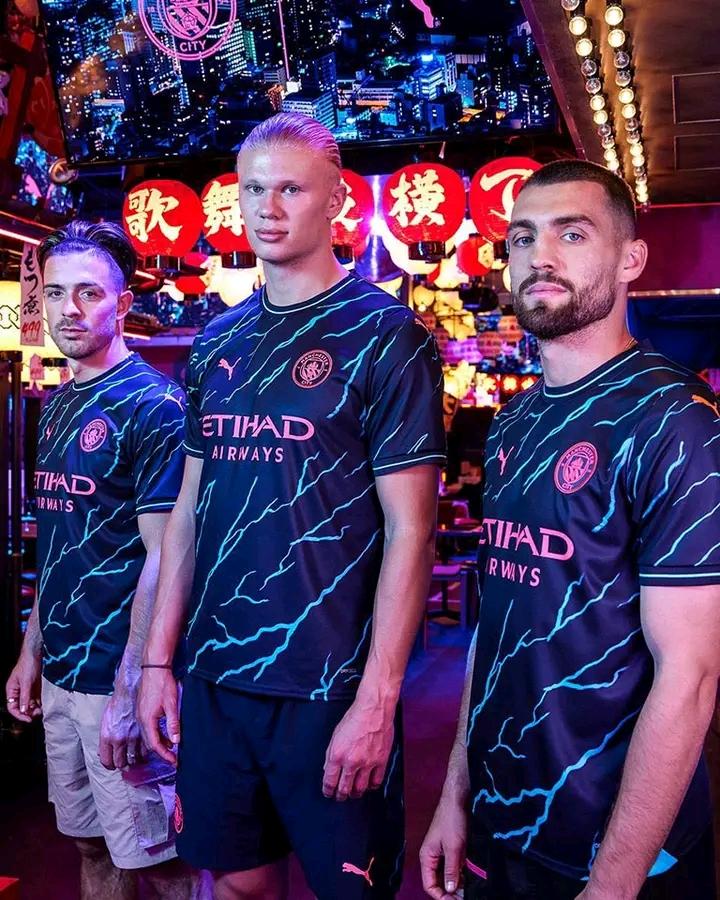 ManCityZed's tweet image. Our Third kit has dropped 👏👏 🔥 
Rate it from 1-10 
Let's go 
#ManCity 
#ThirdKit