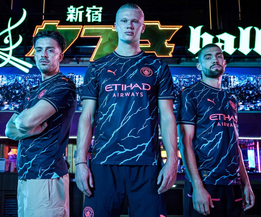 ManCityZed's tweet image. Our Third kit has dropped 👏👏 🔥 
Rate it from 1-10 
Let's go 
#ManCity 
#ThirdKit