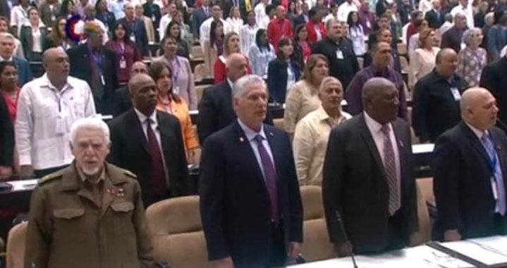 #DeCubaEsMejorNiHablar
👉Ellos no tienen escapatoria, están empantanados en la mediocridad socialista, en las mentiras socialista, en la ineficiencia socialista, en la improductividad socialista. 
La dictadura con el socialismo tienen al país destartalado.
#EstadoEnEmergencias.