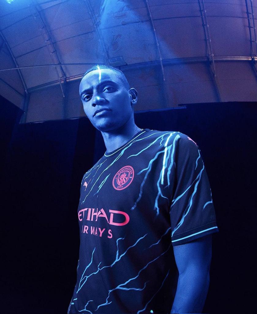 ManCityZed's tweet image. Our Third kit has dropped 👏👏 🔥 
Rate it from 1-10 
Let's go 
#ManCity 
#ThirdKit
