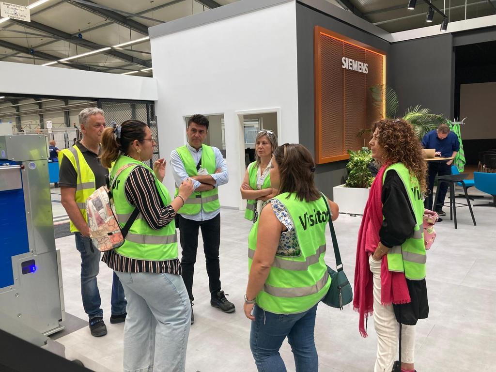 ErasmusTrinidad's tweet photo. Última movilidad del curso 2022-23 a través de Erasmus de nuestro coordinador de Programas Europeos a Siemens y Hoffmann en Frankfurt, donde se encuentran 5 alumnos de nuestra escuela de CFGS trabajando después de realizar sus prácticas.     🇪🇺🇩🇪 #abrimoscaminos https://t.co/NeZlhmJh8W