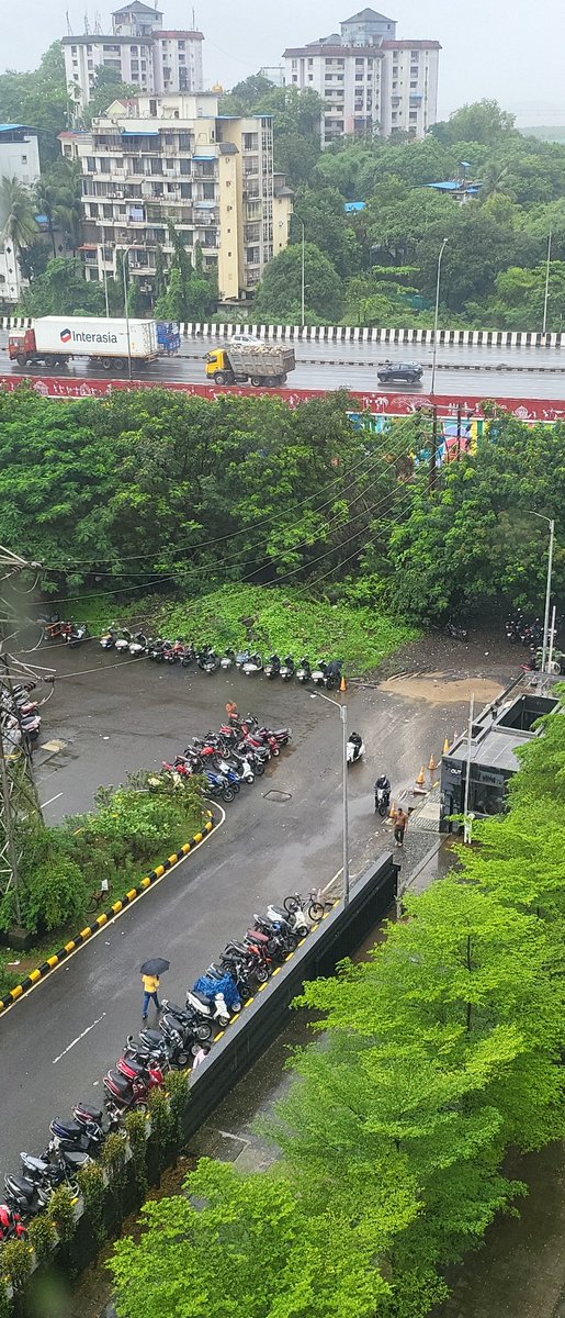 RealtyFd's tweet photo. @Navimumpolice @MTPHereToHelp 
Every day bikes are parked in the middle of the road right next to Court in CBD Belapur location Shelton Sapphire https://t.co/wNxq7hRP7i