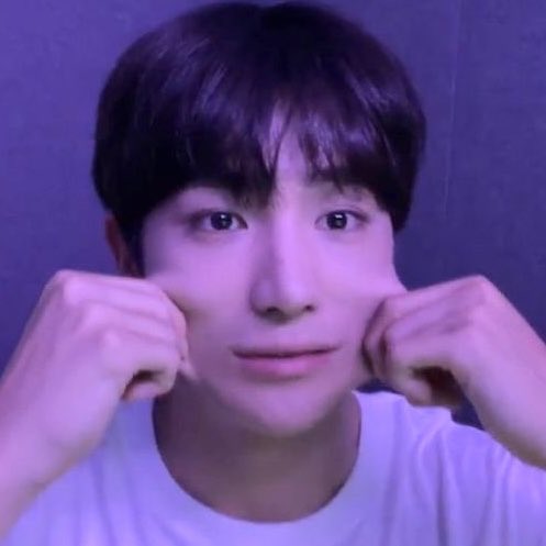 순간의 현재 tweet media