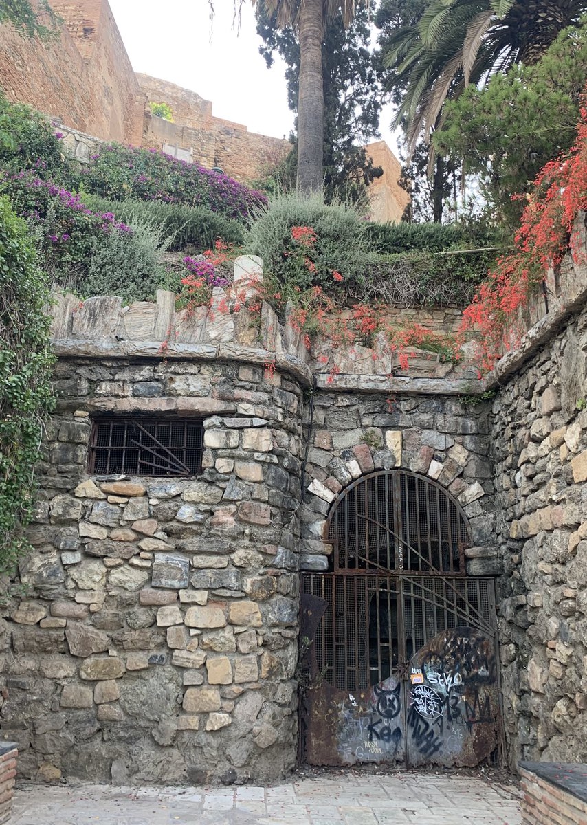 FranzVanPelt's tweet photo. 🧐 ¿Qué es esta construcción abandonada en un lugar tan bonito? 🏰🌳

🟣🟢 Vamos con el hilo de: "Málaga, ciudad bravía…" 🧶🧵👇 https://t.co/mnqSNyQlkE