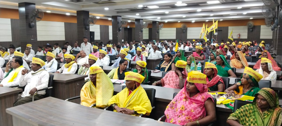 ArvindRajbhar06's tweet photo. आज 25 जुलाई को जिला आजमगढ़ में सुहेलदेव स्वाभिमान पार्टी के  जिला समीक्षा बैठक व नव निर्वाचित पदाधिकारी गण का स्वागत किया गया जिस बैठक के मुख्य अतिथि राष्ट्रीय अध्यक्ष माननीय श्री महेन्द्र राजभर जी रहे 
लोगों का मिल रहा अपार जन समर्थन व आशीर्वाद https://t.co/IuFUd8diME
