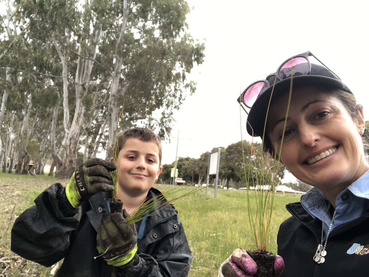 The rain held off today for our annual Tunbridge Gully planting day. The school kids did a great job of planting, spreading mulch and picking up rubbish🌳 <a href="/PeelHarveyCC/">PeelHarveyCC</a>