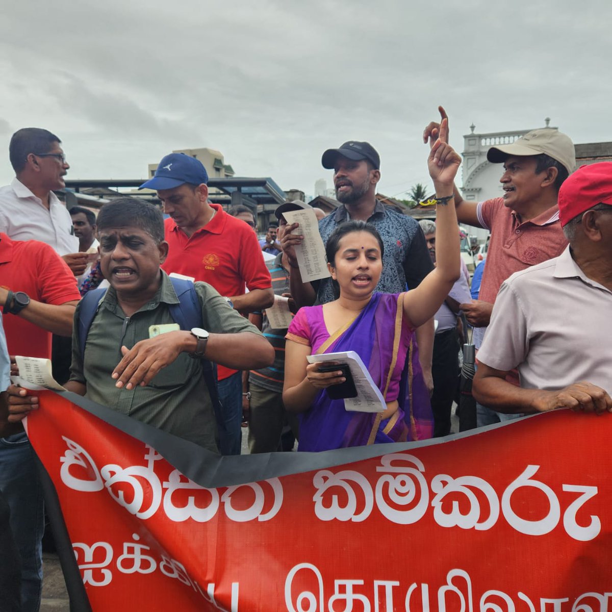 melanirgk's tweet photo. Withdraw the bill to make slaves out of workers! Stop the ETF/EPF theft! 
A collective of labour unions held a protest today against @nanayakkara77's unjust labour laws and EPF/ETF theft under @IMFNews demands. 

#SriLanka #lka #UniteSL #එක්වෙමු #UnionStrong #PowerToThePeople https://t.co/M3Igfb8Eh0