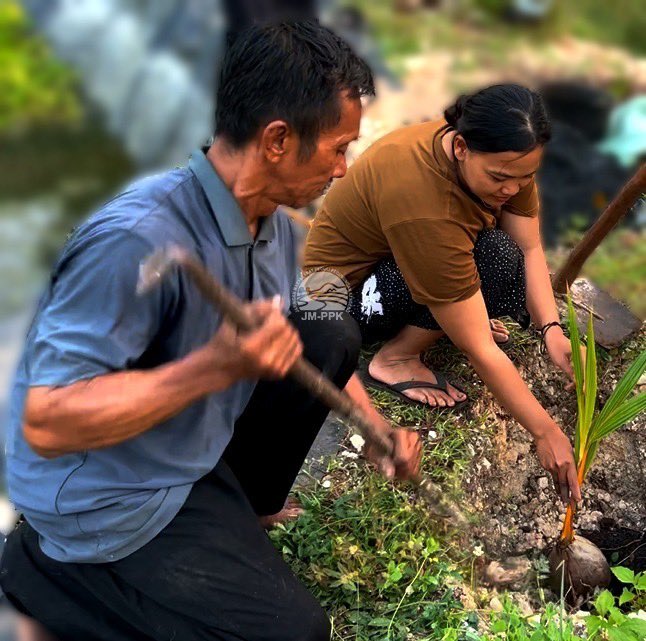 omahekendeng's tweet photo. Jamasan Kendeng “Banyu Geni” 2023
Jamasan Kendeng bermakna penyucian diri terhadap sikap serakah manusia agar tidak merusak #ibubumi
(Rilis bisa dibaca dilink website https://t.co/4H5kMmtKwB)
#savekendeng #jamasankendeng #savekarst #suronan #culture https://t.co/wceHwTyize