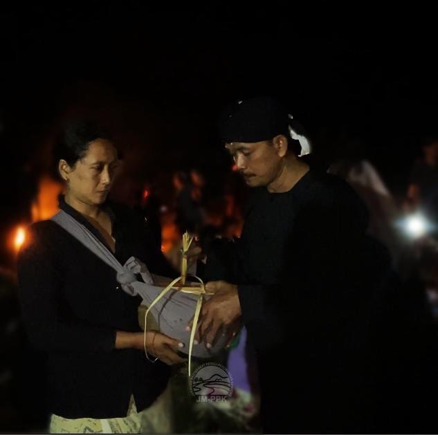 omahekendeng's tweet photo. Jamasan Kendeng “Banyu Geni” 2023
Jamasan Kendeng bermakna penyucian diri terhadap sikap serakah manusia agar tidak merusak #ibubumi
(Rilis bisa dibaca dilink website https://t.co/4H5kMmtKwB)
#savekendeng #jamasankendeng #savekarst #suronan #culture https://t.co/wceHwTyize