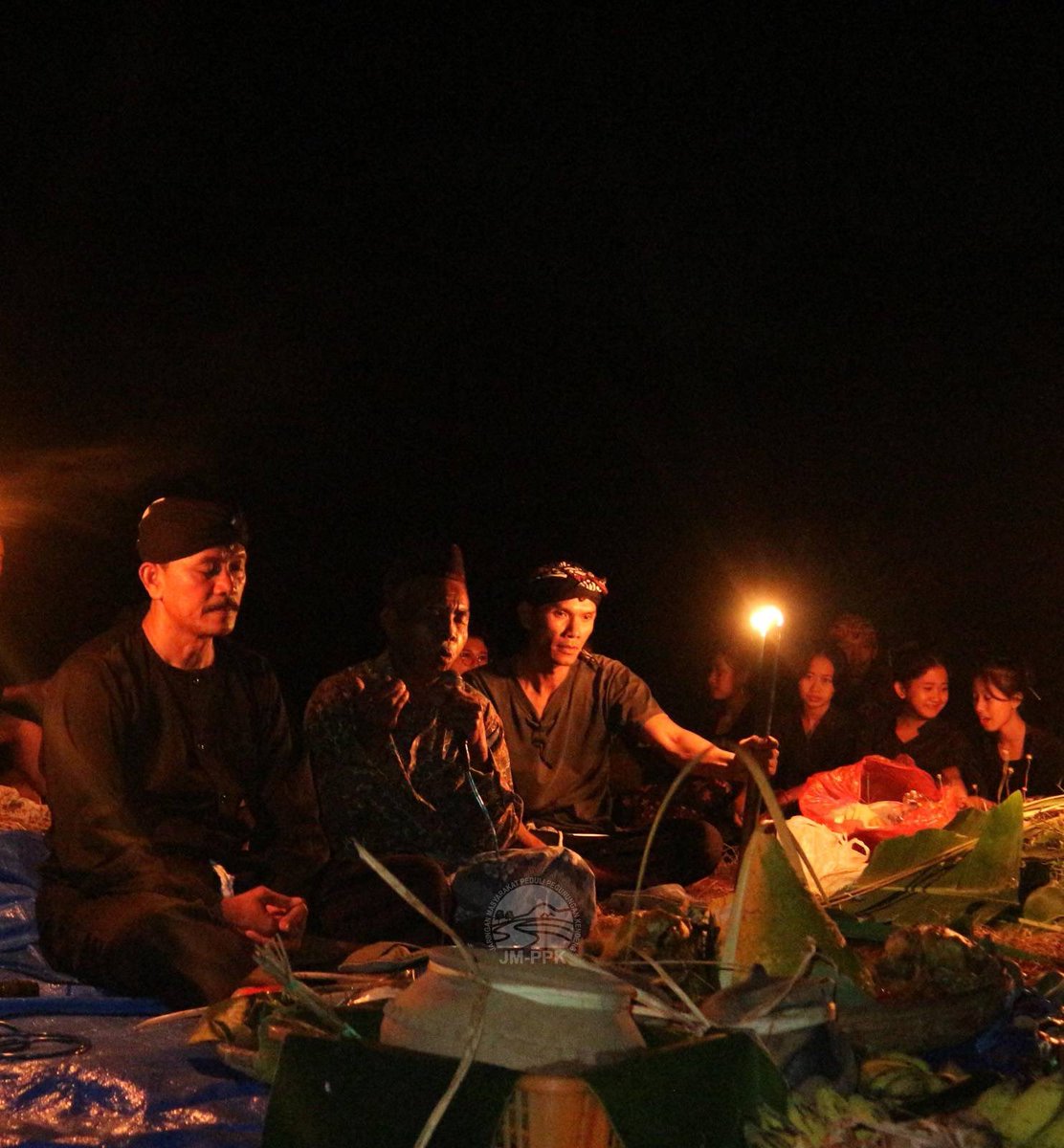 omahekendeng's tweet photo. Jamasan Kendeng “Banyu Geni” 2023
Jamasan Kendeng bermakna penyucian diri terhadap sikap serakah manusia agar tidak merusak #ibubumi
(Rilis bisa dibaca dilink website https://t.co/4H5kMmtKwB)
#savekendeng #jamasankendeng #savekarst #suronan #culture https://t.co/wceHwTyize