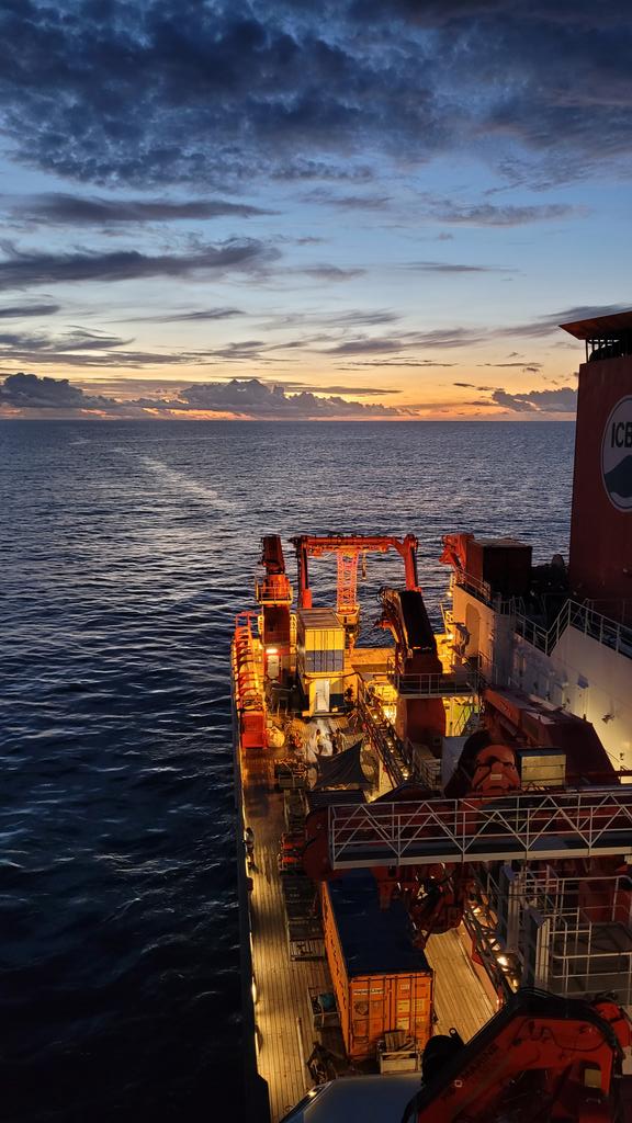 alantbaxter's tweet photo. So how do you collect rocks from the deep sea? A visual thread from the deck of the RV Sonne! https://t.co/LkAlznSxnV